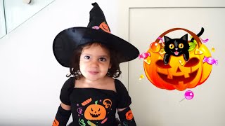 Amira pretends to play Halloween 🎃