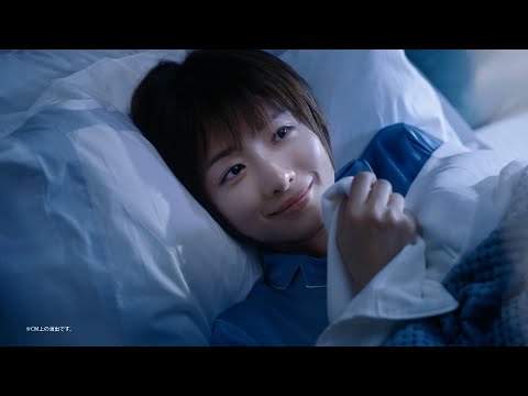 ショートカットの石原さとみがベッドの中でうっとり　日々のリラックスは「お風呂タイム」　新TVCMハミングフレアリラックス『リラックス』篇