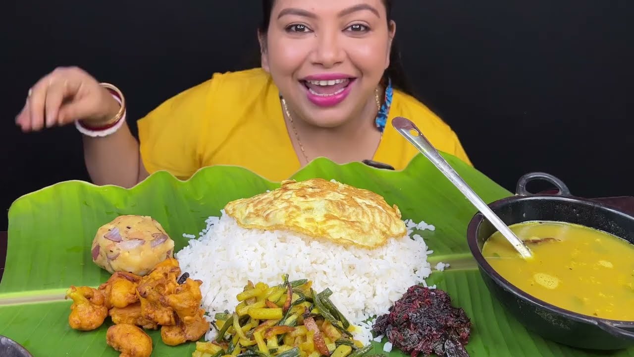 Bigbites, Eating Comfort Food, Rice With Dal, Alu seddho, Peyajkoli Alu Vaja, Fulkopir Pakora,।।