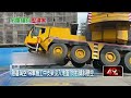 疑連日大雨路基淘空　豪宅建案吊車傾斜懸空兩度砸鷹架