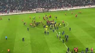Болельщики турецкого клуба «Трабзонспор» напали на футболистов «Фенербахче»