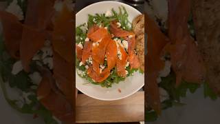 Salade fraîche et gourmande au saumon #Été202 #RecetteRapide #Saumon #Feta #Roquette #FoodLover