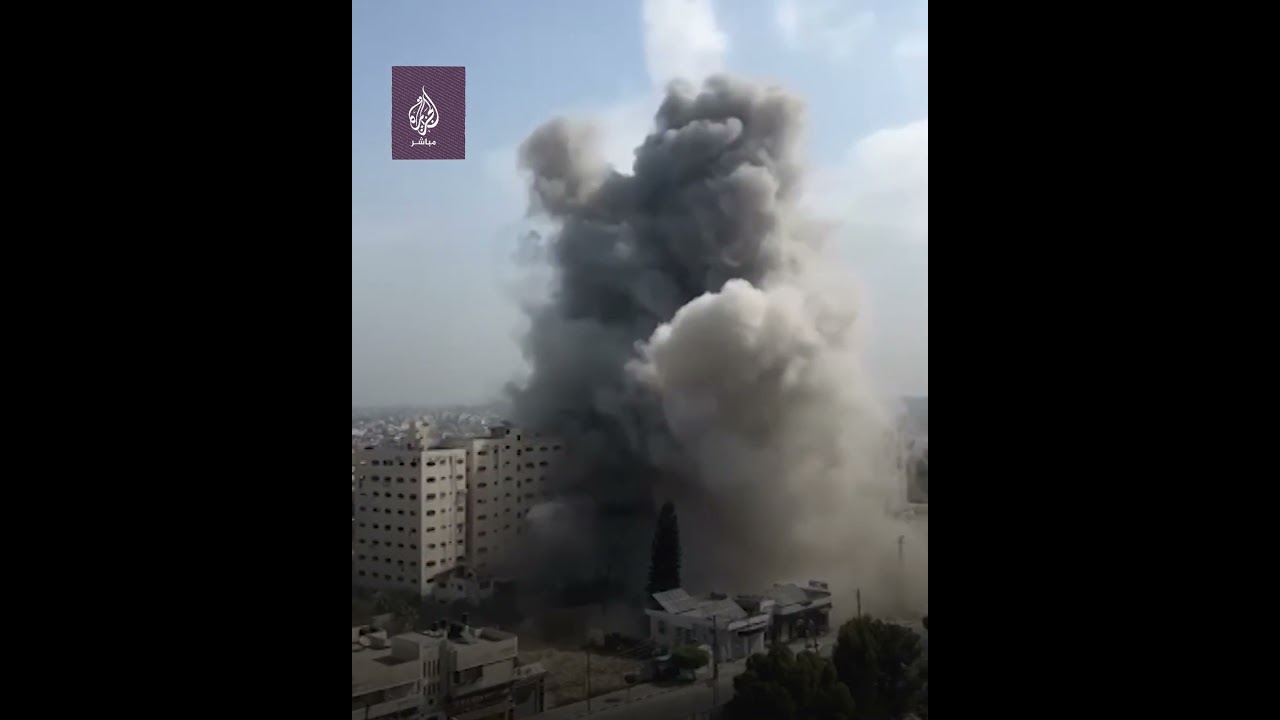لحظة استهداف طيران الاحتلال الإسرائيلي محيط مستشفى الوفاء بغزة