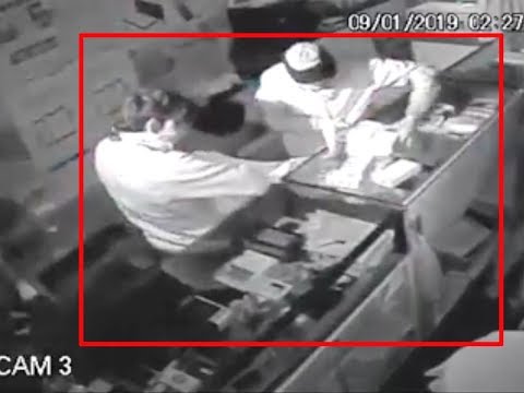 50 लाख रुपये के मोबाइल फोन लेकर भागे चोर, घटना CCTV में कैद