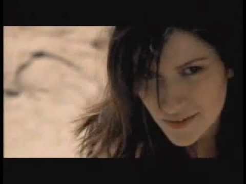 laura pausini escucha atento