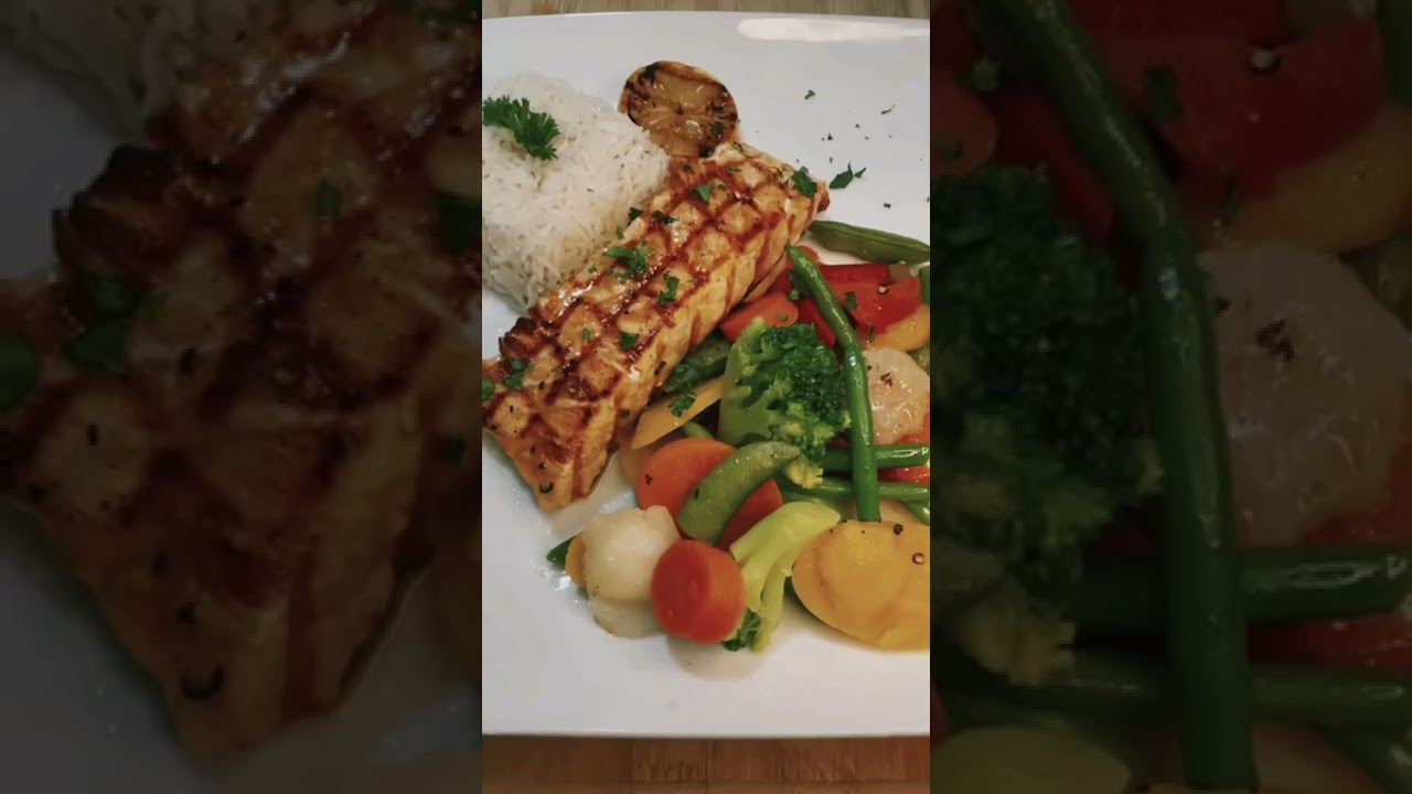 Grilled salmon with rice and vegetables