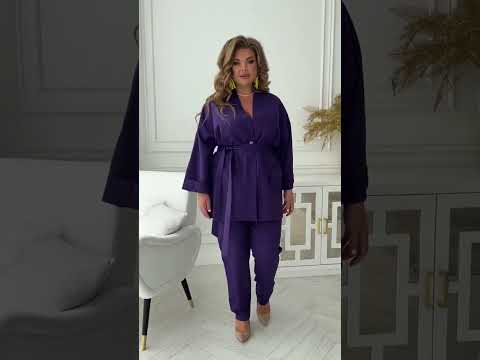 Модний костюм в стилі кежуал фіолетового кольору з поясом і кишенями, великих розмірів від 50 до 68, видео 1