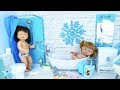 Ani y Ona estrenan baño de Frozen y aprenden a bañarse con canciones infantiles