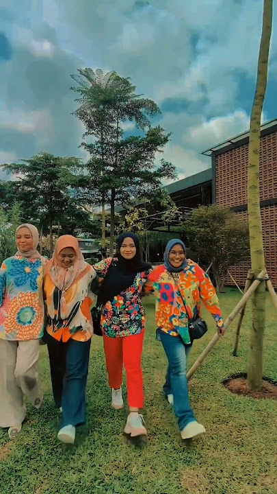 Jalan bareng bestie..