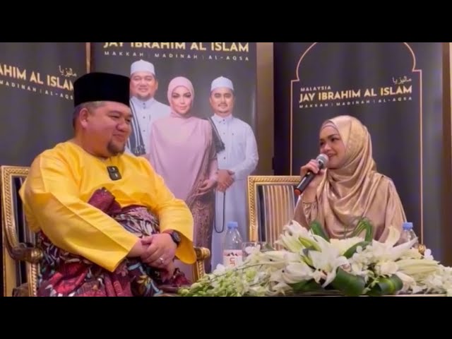 Kak Rozi Dan Tuan Haji Jay Ibrahim Terima Kejutan Istimewa Dari DS Siti Nurhaliza Dan Seluruh Jemaah class=