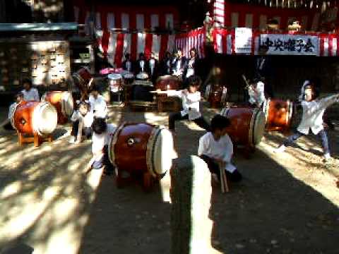 A taiko group called Chuo Hayashikai (ä¸­å¤®åå­ä¼) performs at the Autumn Festival at Kanamura Wake Ikazuchi Shrine (éæå¥é·ç¥ç¤¾, also known as Raijinsama) on November 23, 2008 in Tsukuba, Ibaraki, Japan.