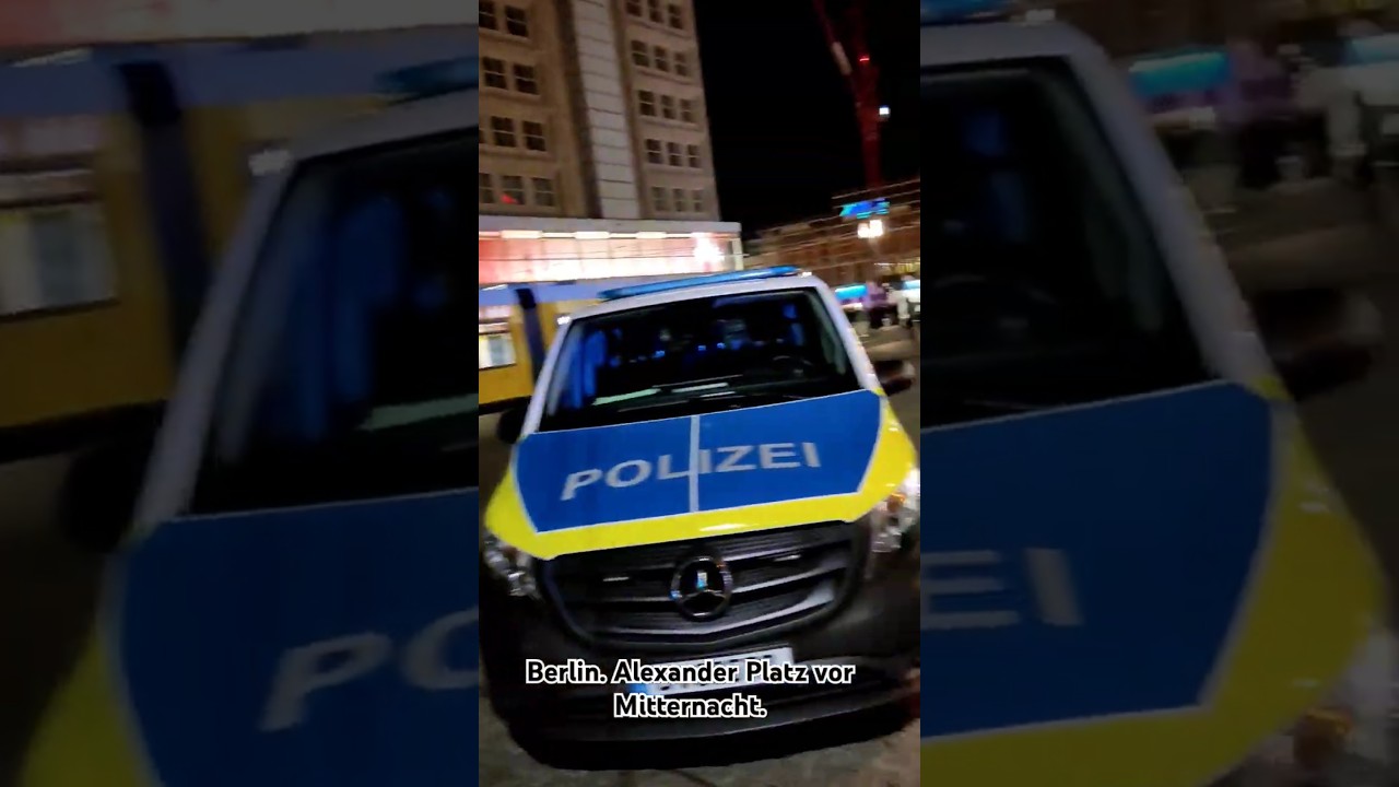 Berlin-Mitte: Alexander Platz vor Mitternacht. Nightlife am Alex.