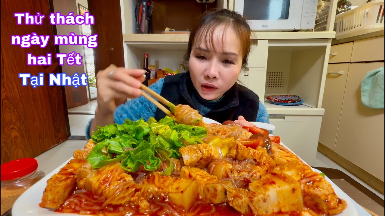 Japan Thử thách ngày mùng hai Tết tại Nhật ăn vội mâm thịt heo trộn bún kiểu mới
