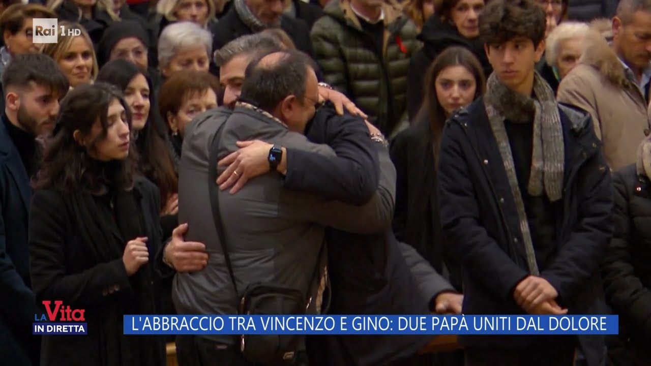 L'abbraccio tra Vincenzo e Gino: due papà uniti dal dolore - La vita in diretta 06/12/2023