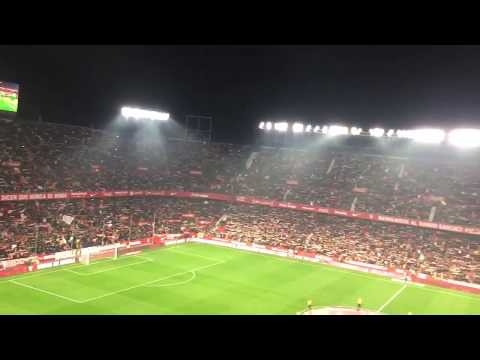 Asi de BRUTAL sono el himno del Sevilla en el Pizjuan ayer a capela