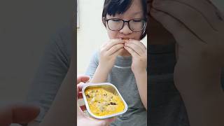 Bữa sáng: bánh mì ăn với đồ hộp Cua Út Kiệt (tôm, cua tươi xay nhuyễn (30%), thịt heo,trứng,nấm mèo)