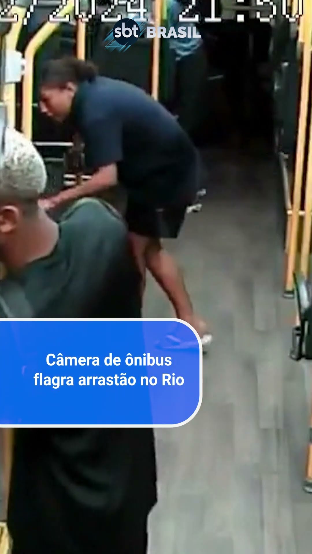 Criminosos agridem passageiros durante assalto a ônibus no Rio | SBT Brasil (02/01/25)