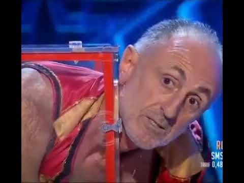 رجل يدخل نفسه في صندوق صغير شاهد كيف سيخرج منه