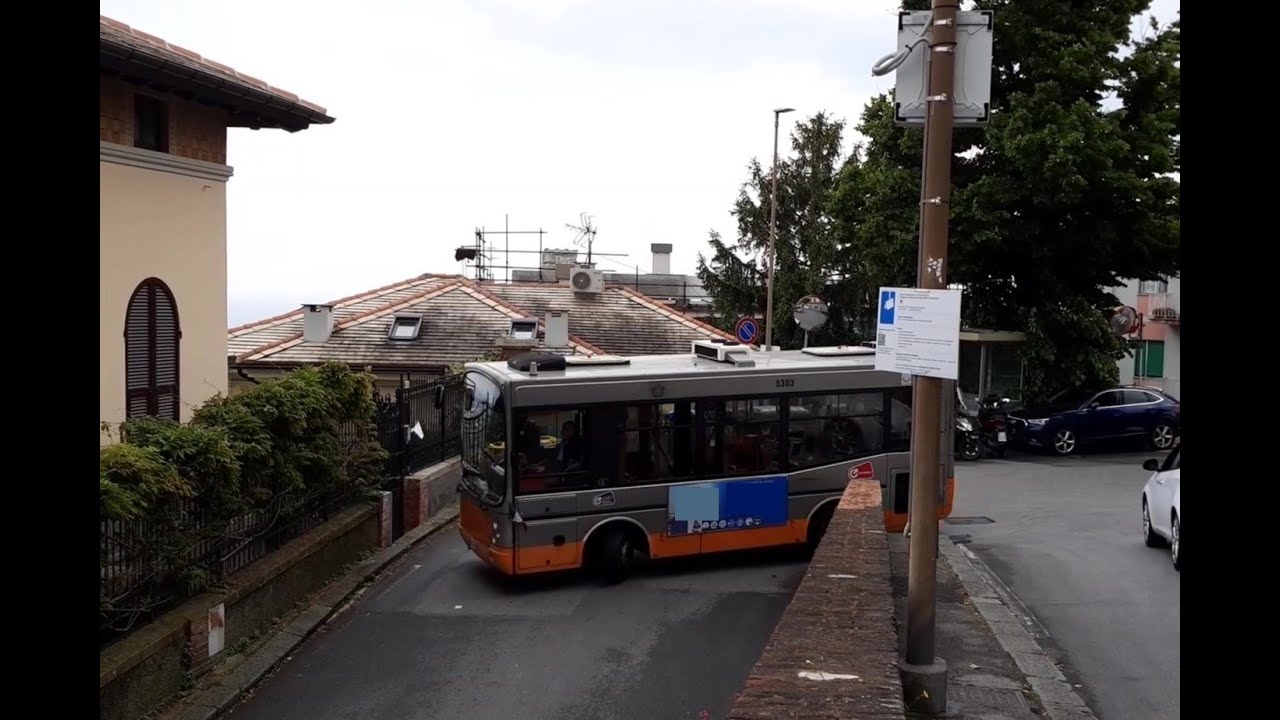 La sfida del tornante: autobus vs furgone