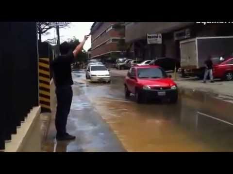 Su birikintisini geçmenin en havalı yolu