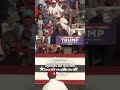 Momento en que #Trump interrumpe su discurso tras oírse detonaciones