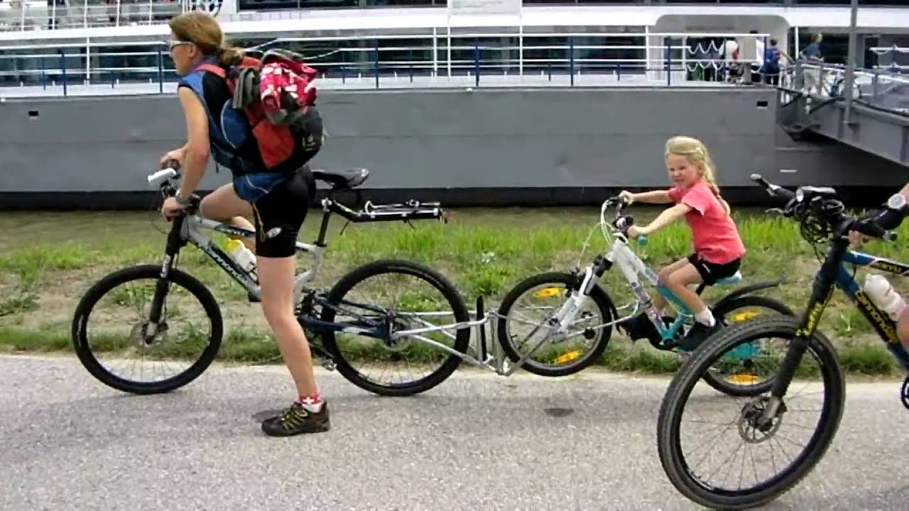Krems　子供自転車を牽引するお母さん　リヤカーを牽引するお父さん
