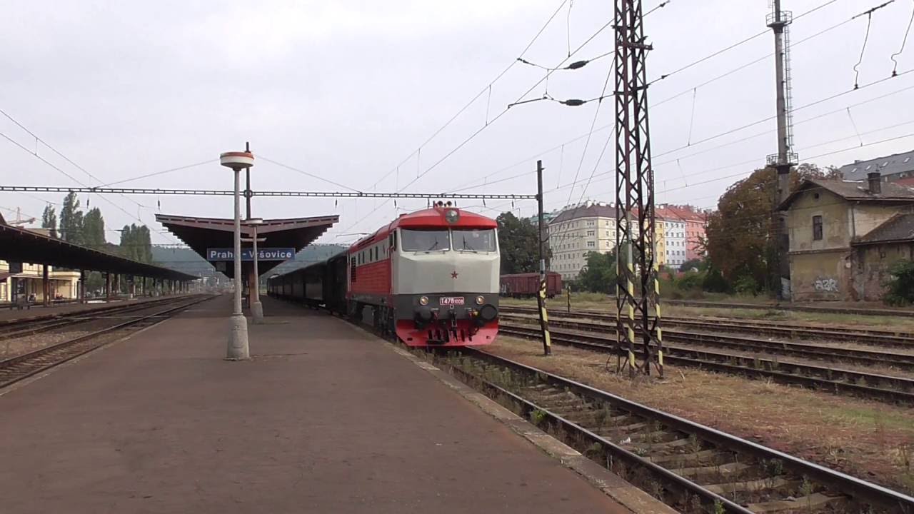 T478.1008 při odjezdu ze stanice Praha Vršovice