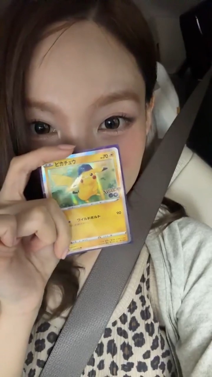 twice ナヨン　ピカチュウ Nayeon showing off her new Pokemon cards🐰😆😭 #나연 #twicenayeon