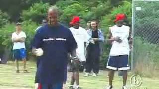 Aaliyah, Jay Z, DJ Kay Slay e outros jogando softball