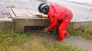Cleaning Stucking Sewer - Unclog Drain To Flowing Raining water On Street