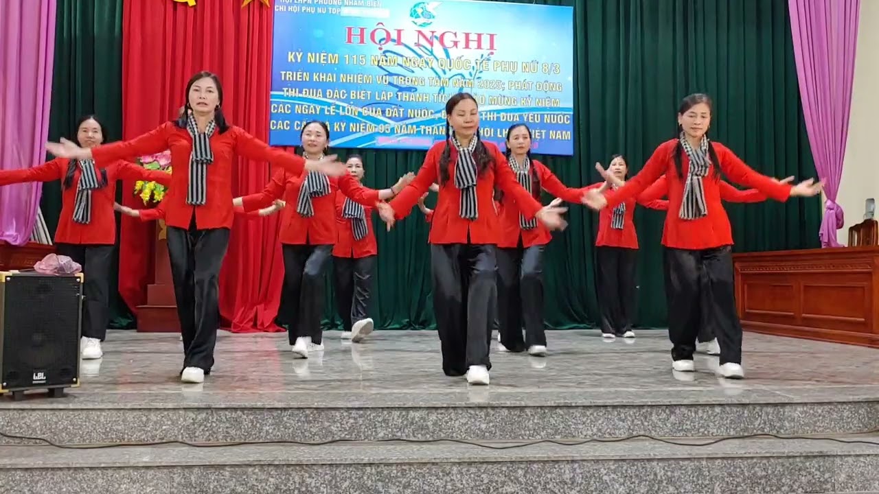 Nhảy dân vũ Những cô gái Đồng bằng Sông Cửu Long.Nhóm thể dục Phượng Hoàng