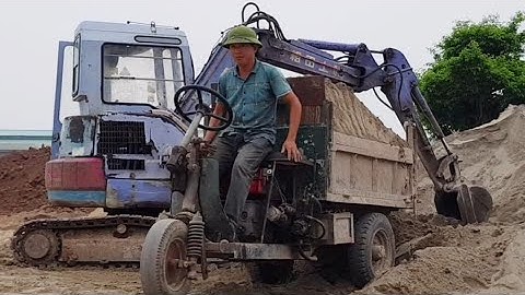 Máy xúc múc vật liệu xây dựng lên công nông ba bánh