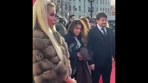Бурунов спас даму от конфуза на красной дорожке