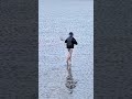 The fish rushing to the top of the tide in the Qiantang River has a cool running posture. The fi