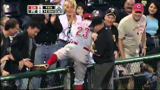 2009/05/01 Rosales reaches into the stands