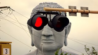 布袋大仏 The Great Buddha with railway crossing eyes !