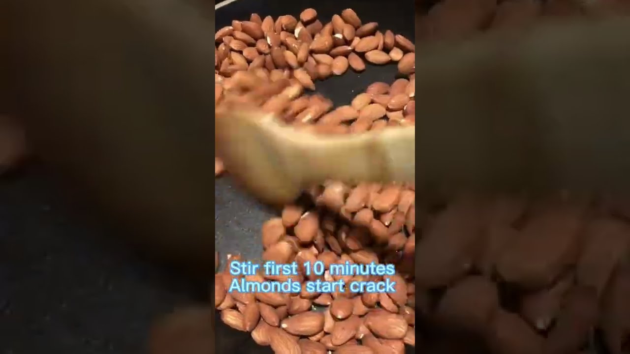 שקדים קלויים על המחבת