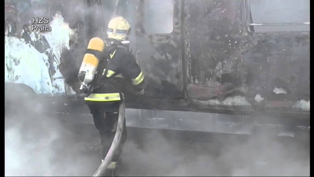 Požár pantografových souprav - Praha / Malletova 18.4. 2014