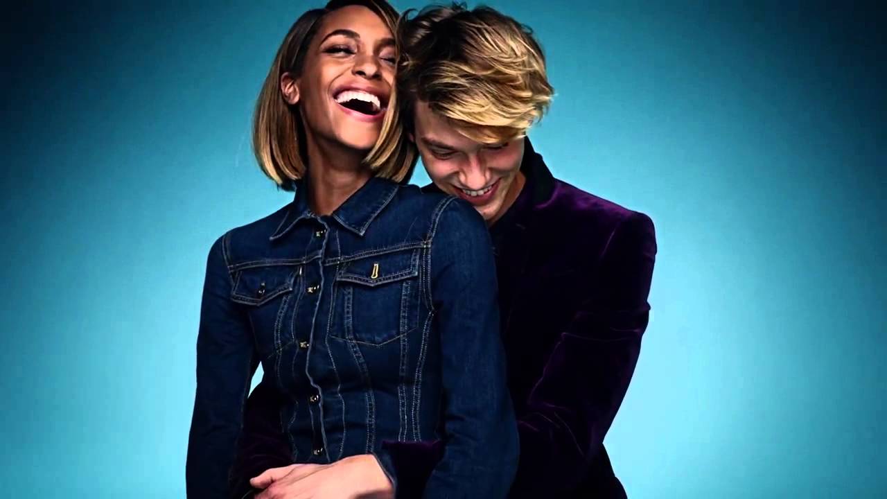 The Mini Bee   the new runway bag from Burberry for S S15