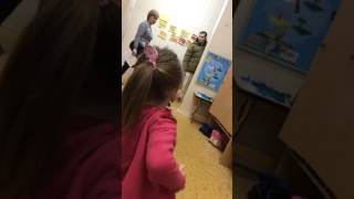 Илья забирает дочку Алены Ашмариной из сада Илья забирает дочку Алены Ашмариной из сада