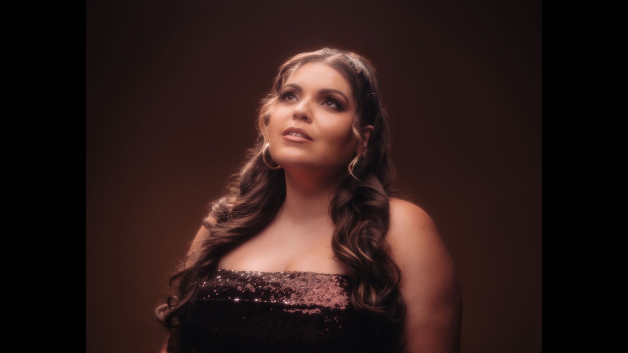 Elle Baez - Different Kind of Love (One Shot Lyric Video)