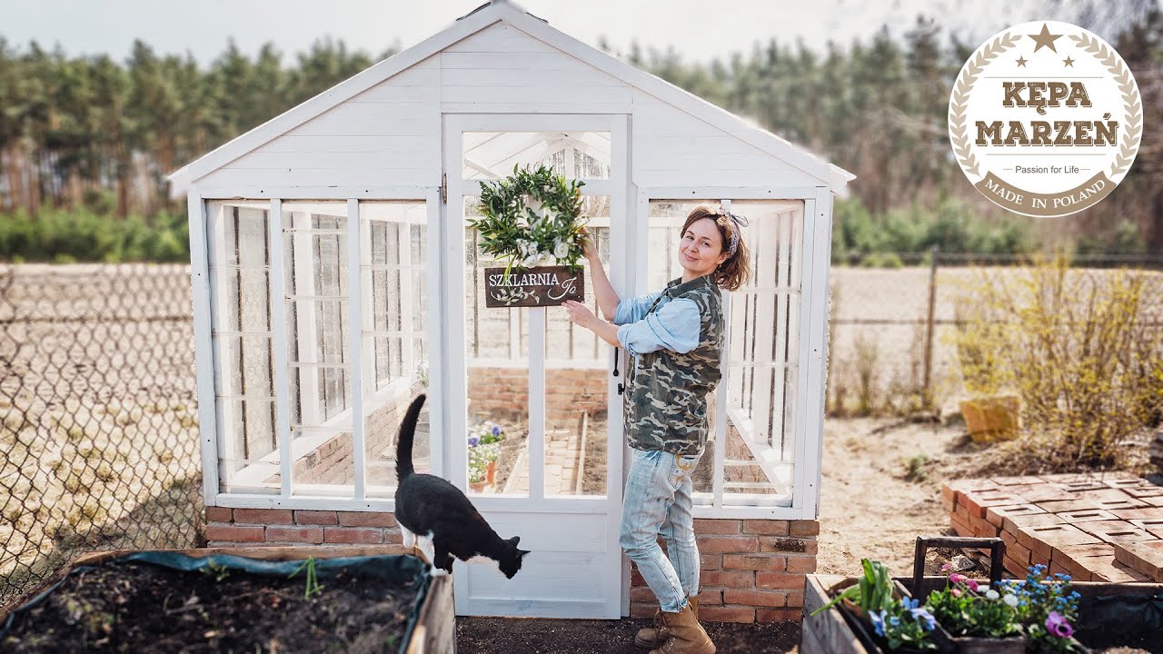 Szklarnia ogrodowa w stylu farmhouse | Budujemy szklarnię z drewna, cegieł i starych okien