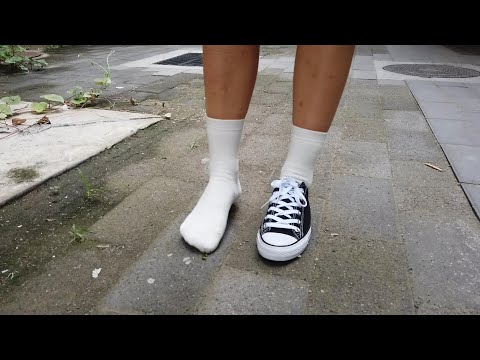 Yufu walks with only one shoe
