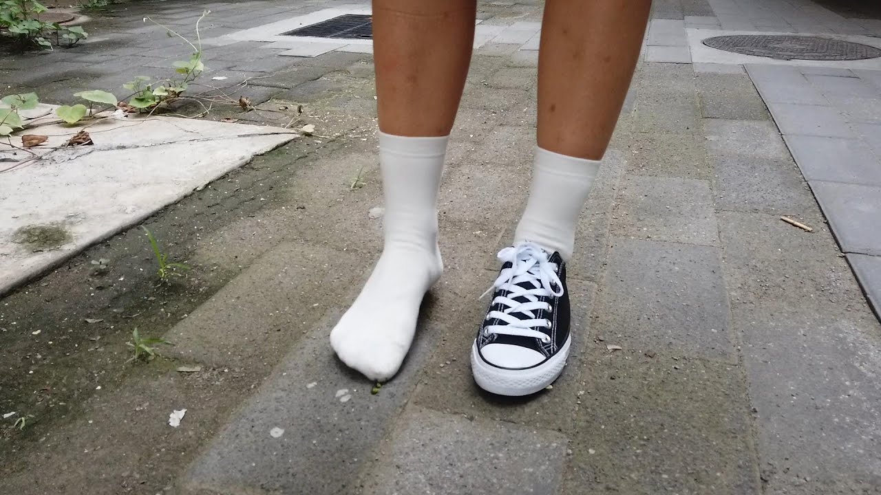 Yufu walks with only one shoe