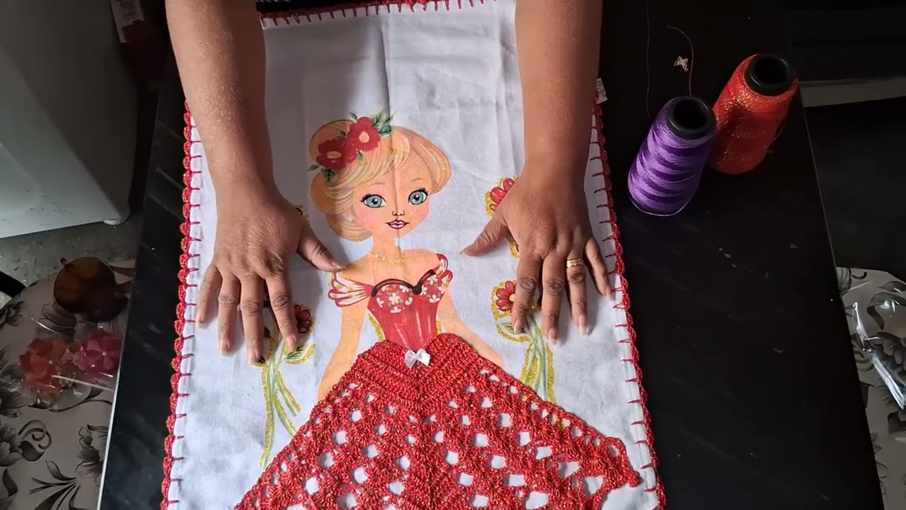 Saia de boneca vermelha com brilho dourado