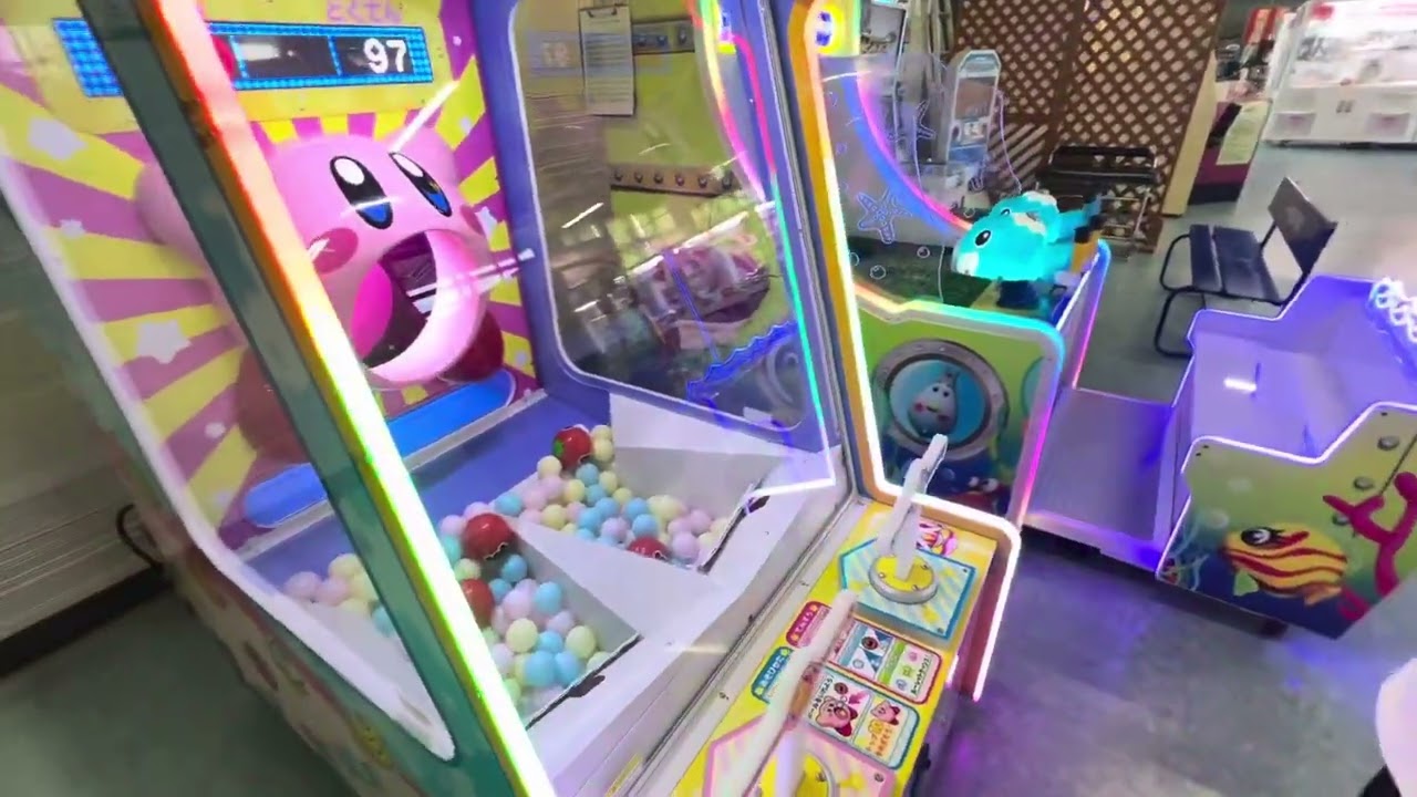 星のカービィグルメレースをする成人男性