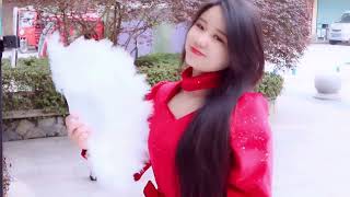 街头演唱《像雨像雾又像风》《真心换真情》《舞女》《军中绿花》