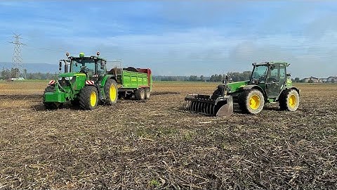 Spreading compost Whit a Strautmann And John Deere 6125R