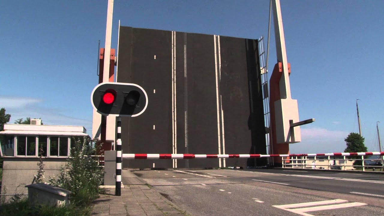 Dutch bridge opens - Brug Blauwe Hand (2)