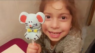 تشارك ماسيتا البهجة التركية مع صديقتها Maşita marşhmallow şekerlerini buğlem ile paylaştı